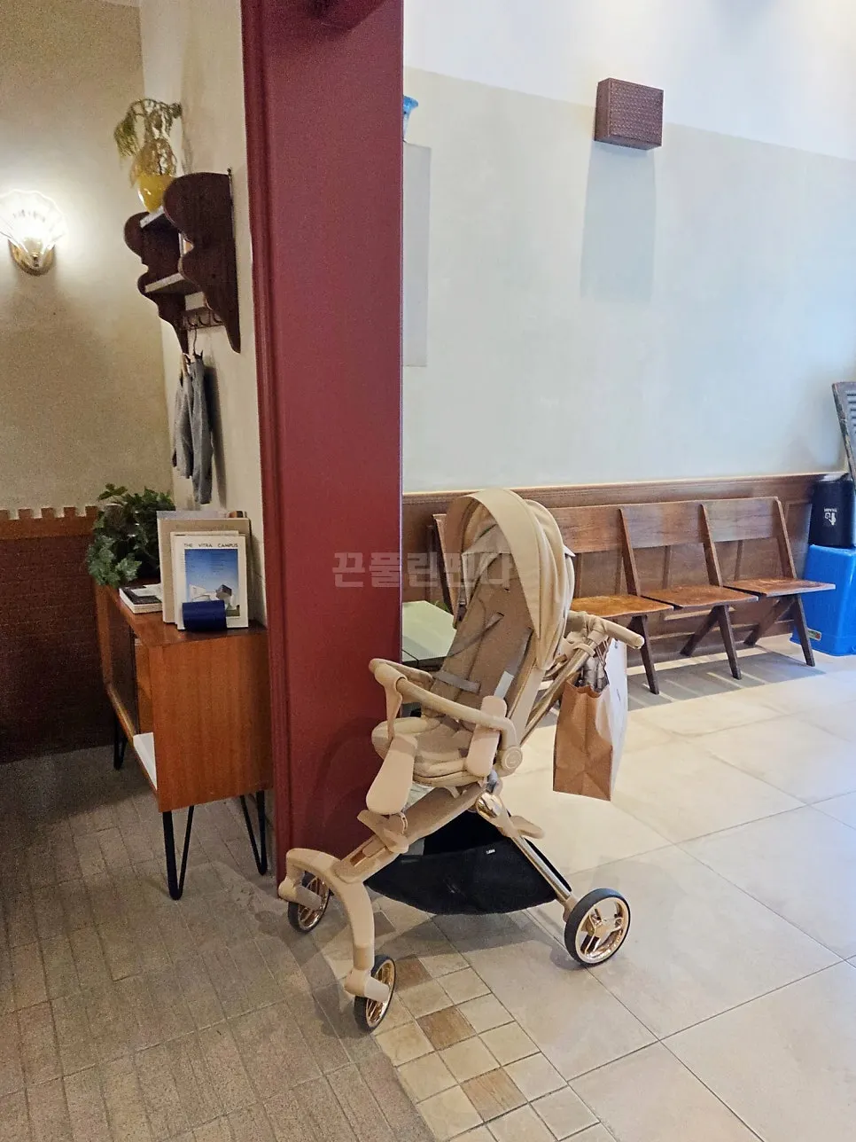 Waiting area at the Bueokgan entrance