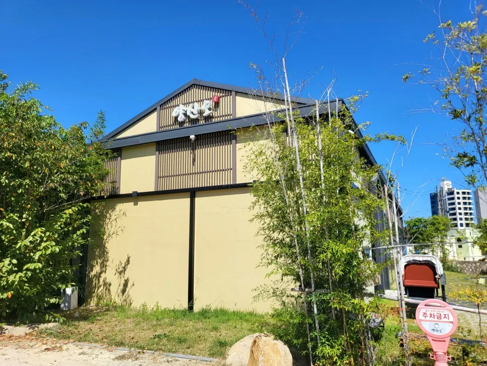 Exterior of Yangsando Gijang Yeonhwa Branch, a Japanese restaurant in Gijang