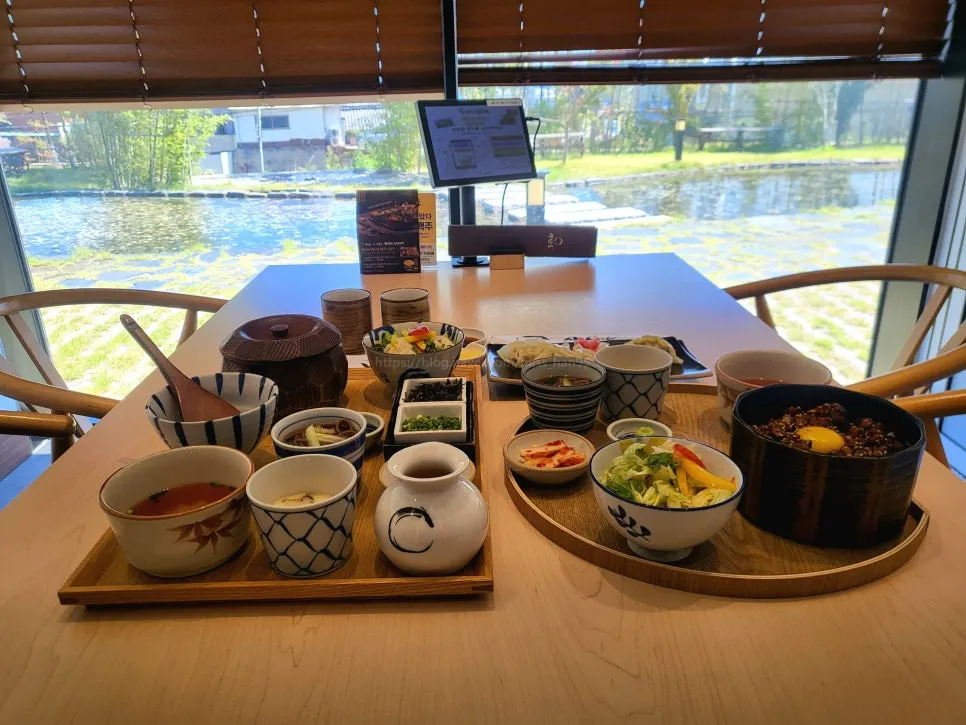 Full table setting served at Yangsando