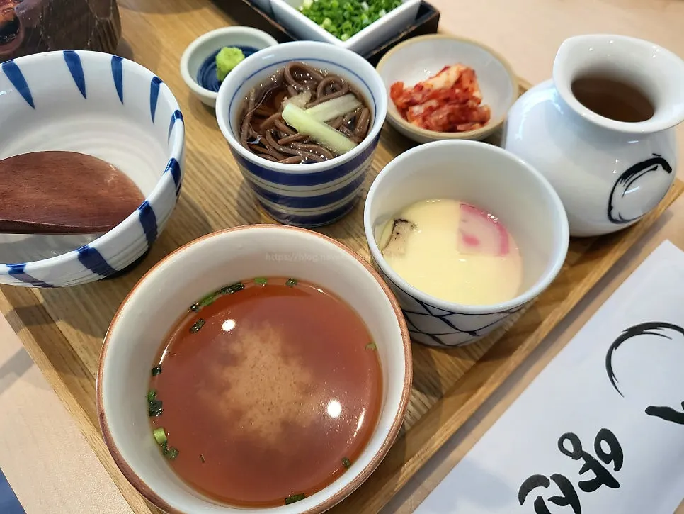 Side dishes served with hitsumabushi