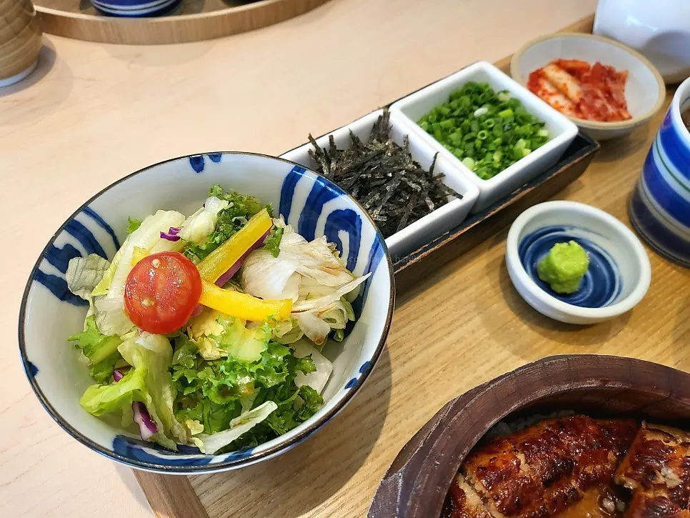 Plate of seaweed flakes, chopped green onion, and wasabi