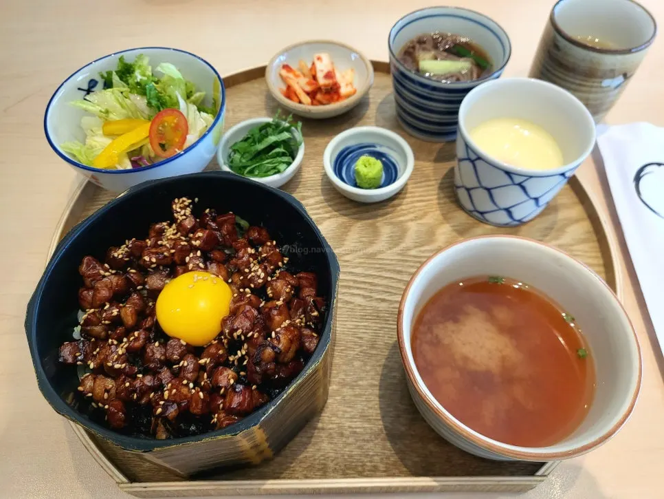 Close-up of the eel rice bowl with ocha broth