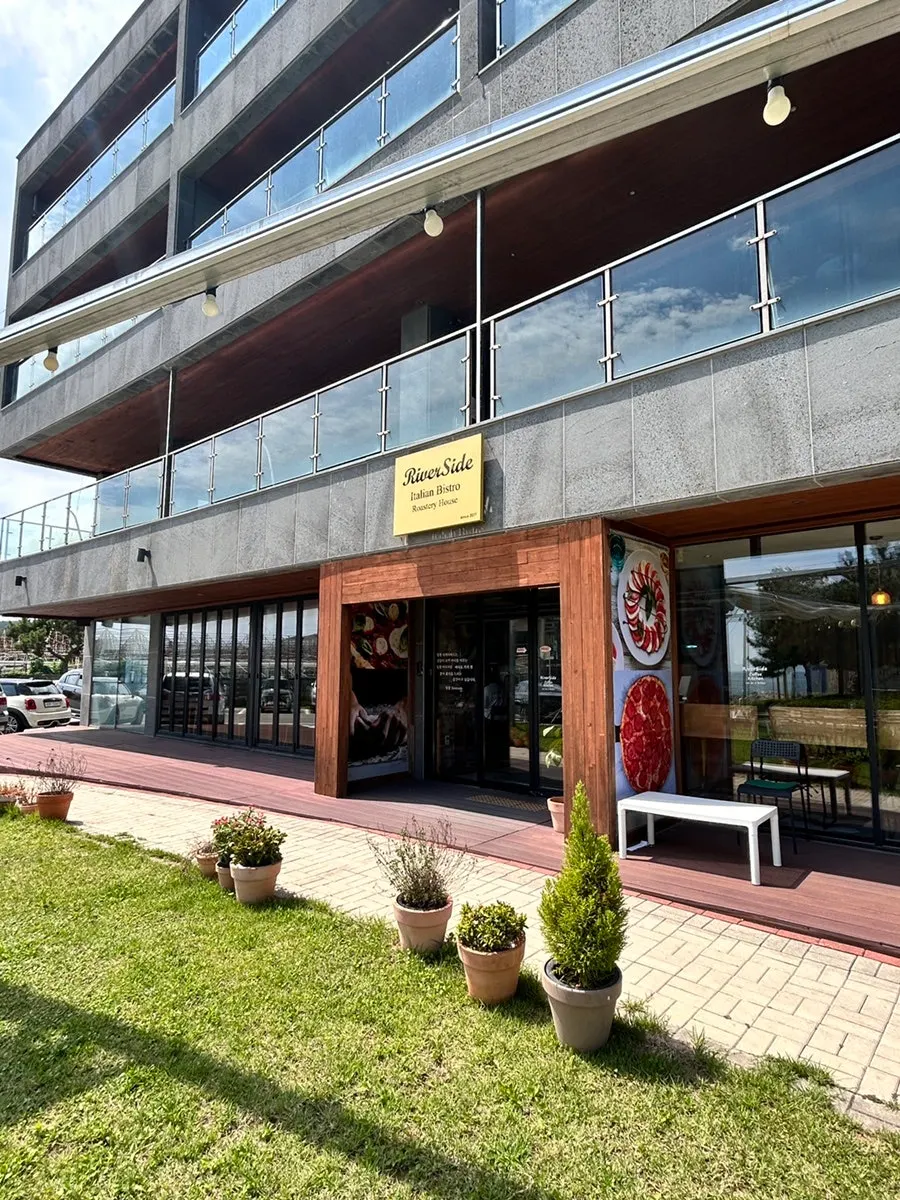 Riverside restaurant in Ilgwang, Gijang