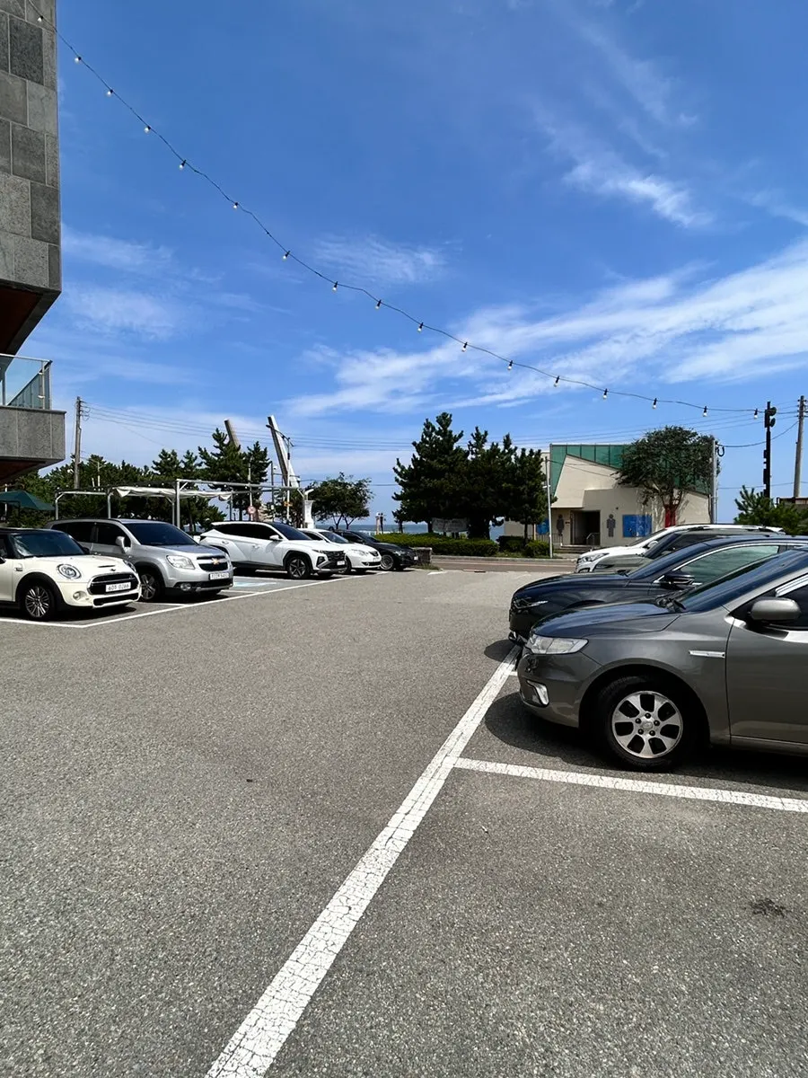 Riverside location across from Sinpyeongso Park