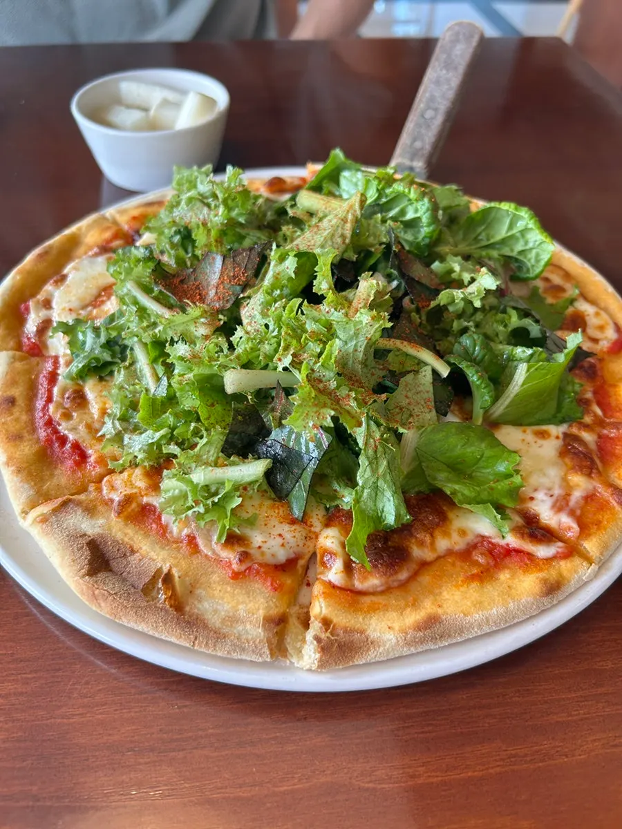 Spicy shrimp salad pizza