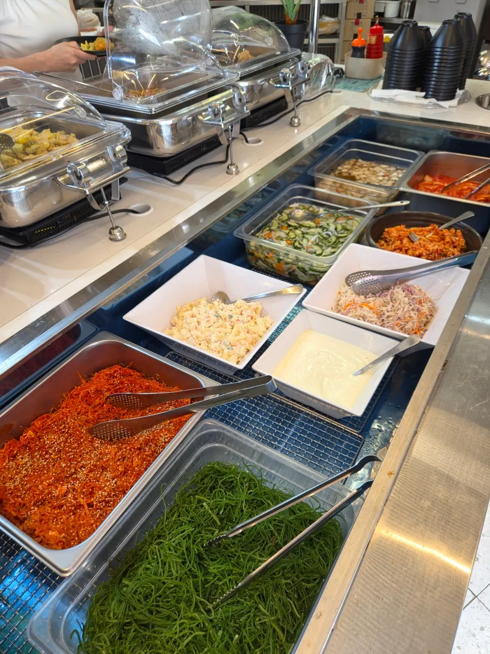 Basic side dishes served with the crab meal
