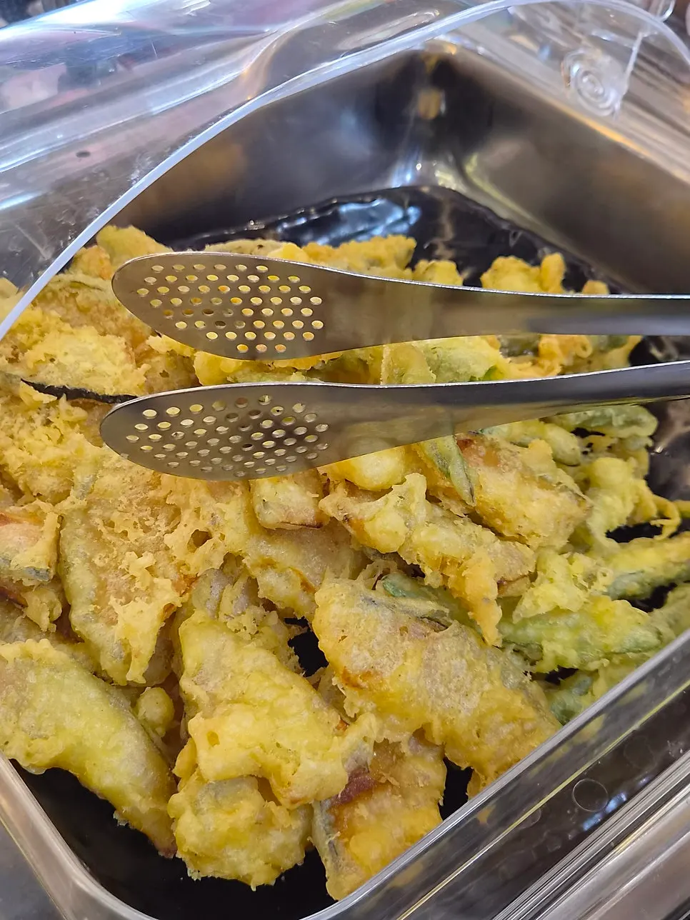 Fried items at the self-serve bar