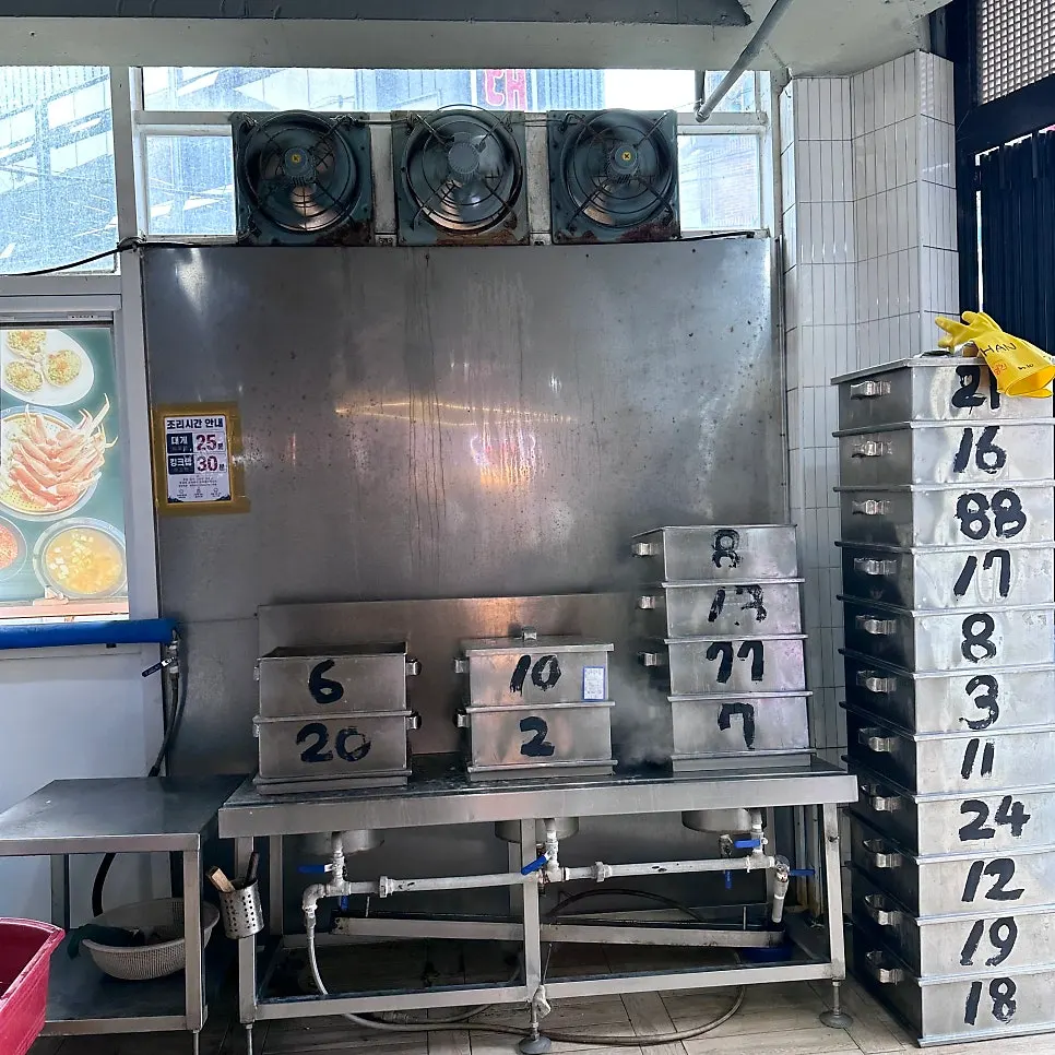 Weighing scene of the 2.5kg snow crab order