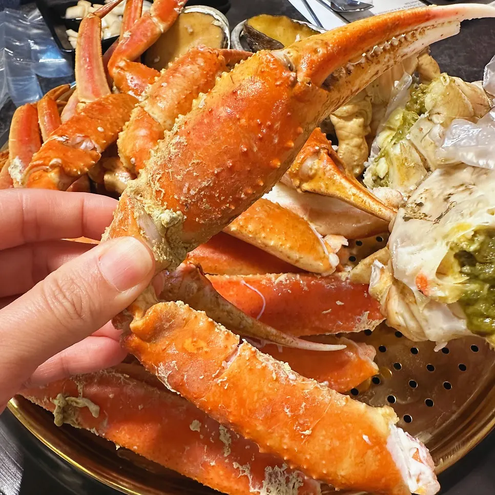A steaming plate of steamed snow crab
