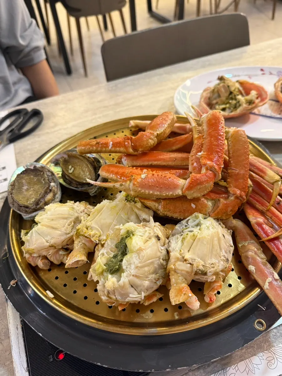 여러 가지 맛을 즐긴 셀프바 접시