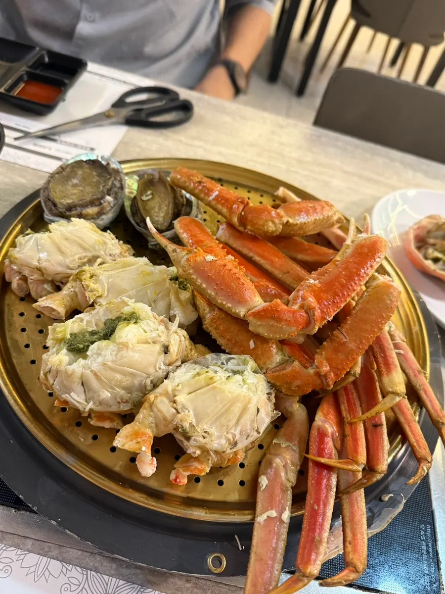 손질되어 차려진 기장 대게와 서비스 전복