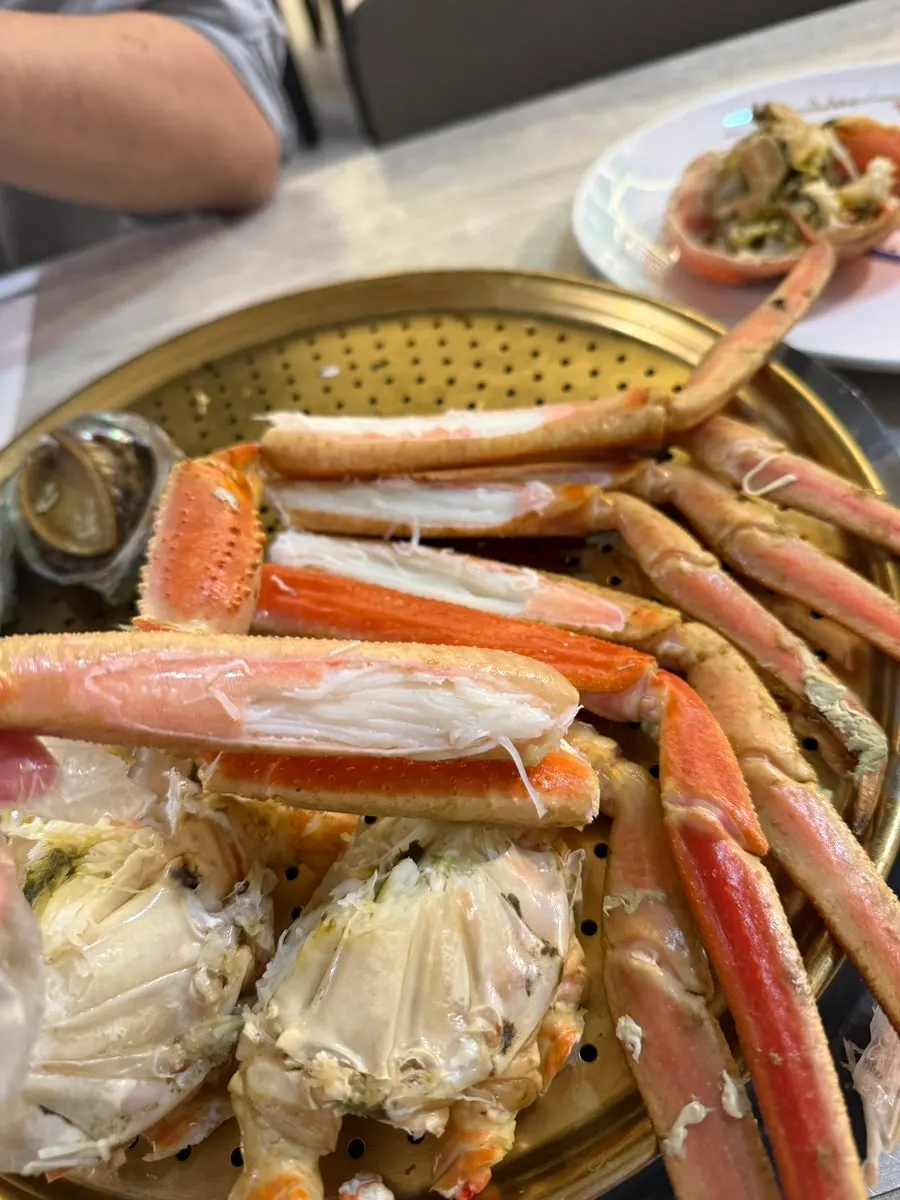 고소한 내장과 함께 먹는 대게 몸통