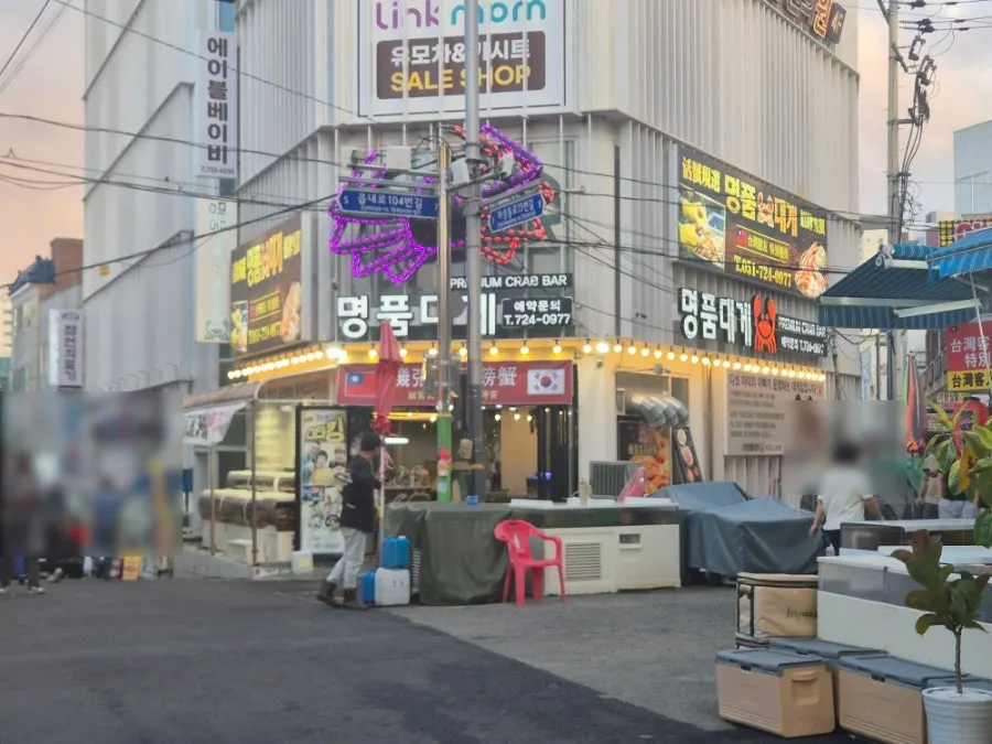 Snow crab and king crab in tanks outside the store