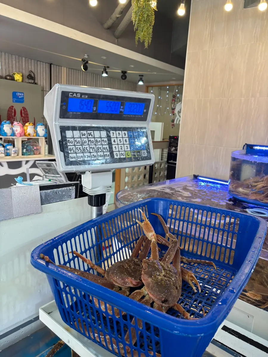 직접 고른 절지대게 두 마리