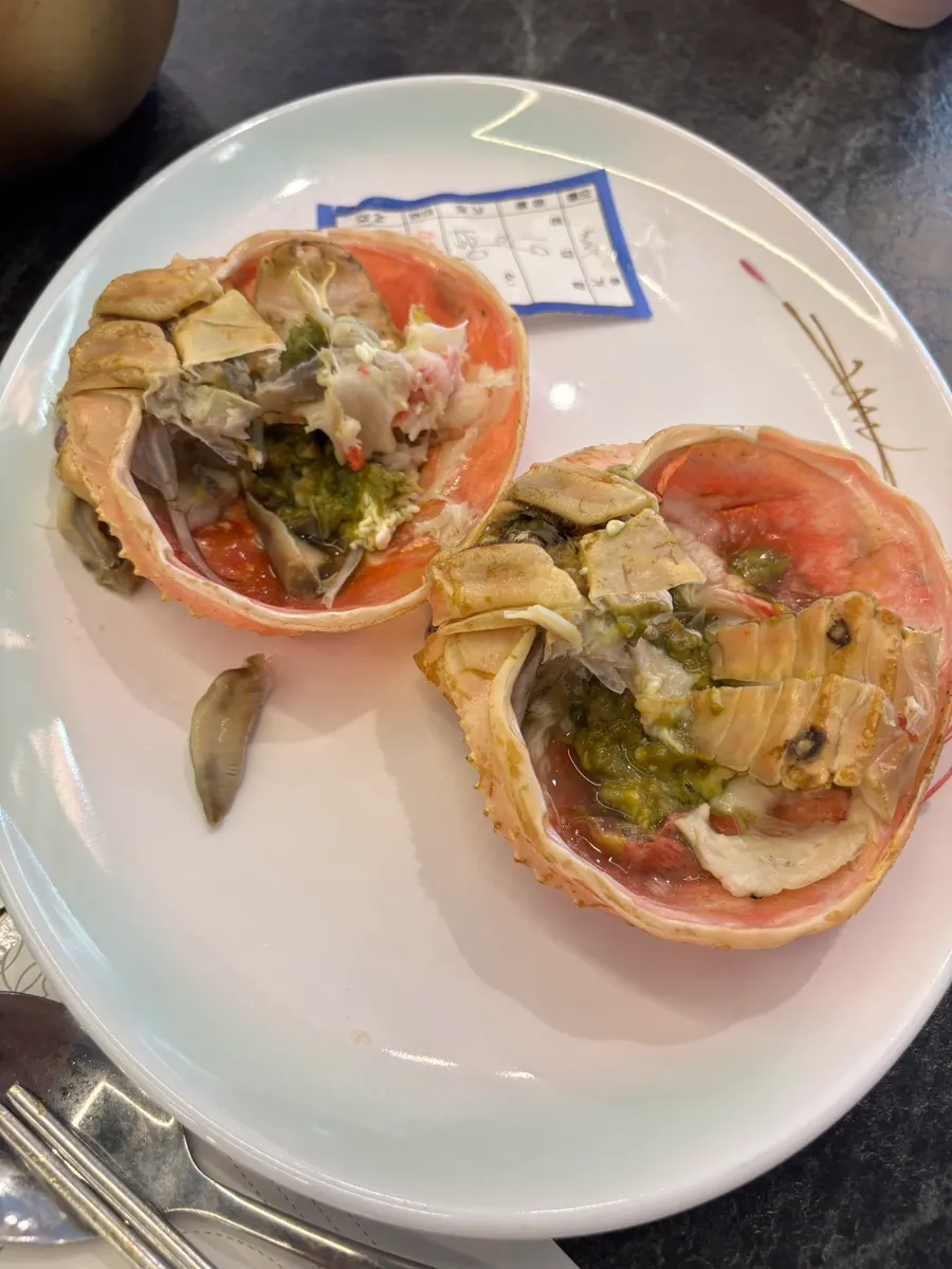 찜기에서 나온 대게와 서비스 전복