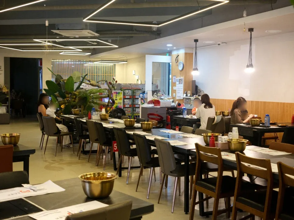 Bright, spacious 2nd-floor hall seating