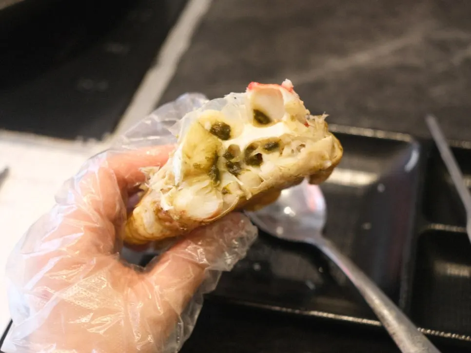 Crab body meat with roe flavor