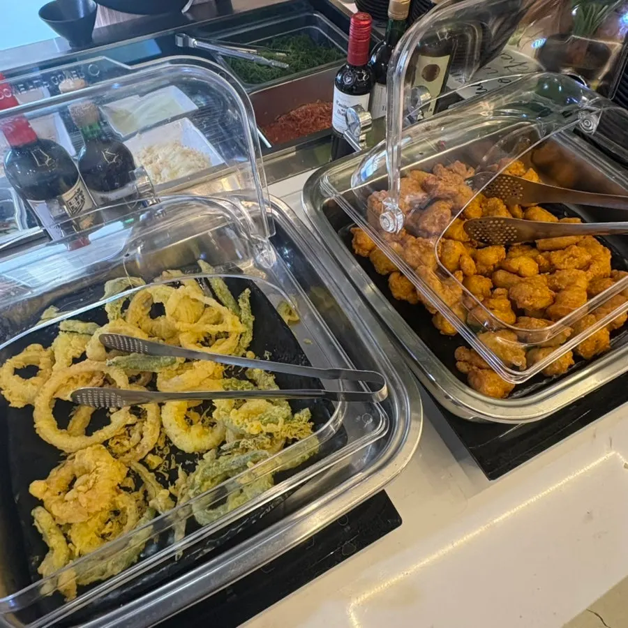 Fried chicken, yusanslu, and fried snacks laid out at the salad bar