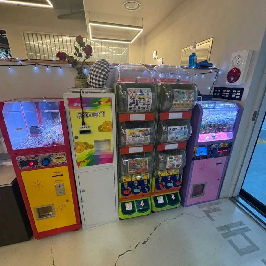A nostalgic arcade corner with a coin exchanger inside the restaurant