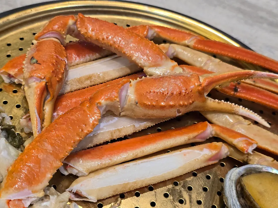 A plate of 1kg steamed snow crab fresh from the steamer