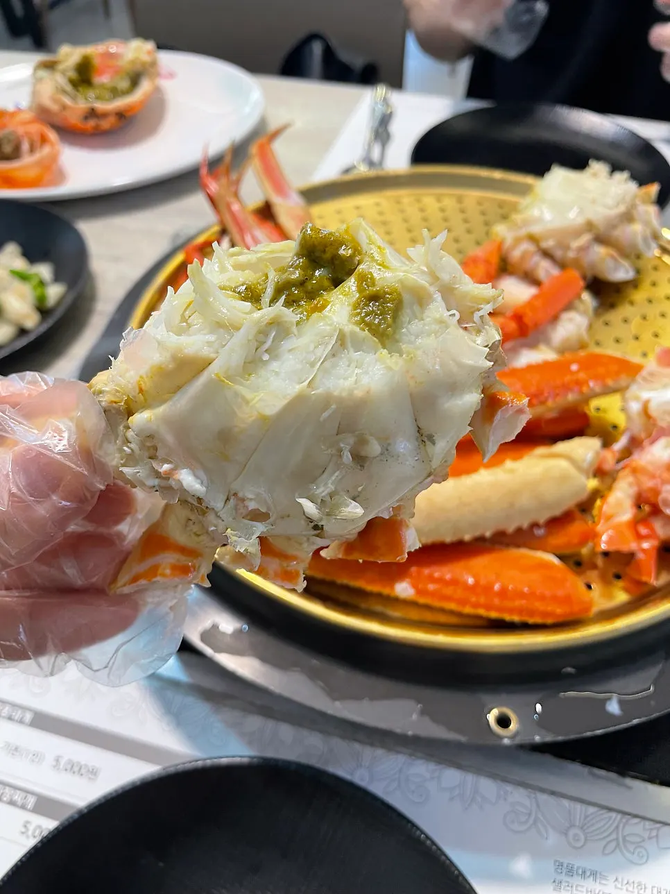 살이 꽉 찬 대게 다리 접시