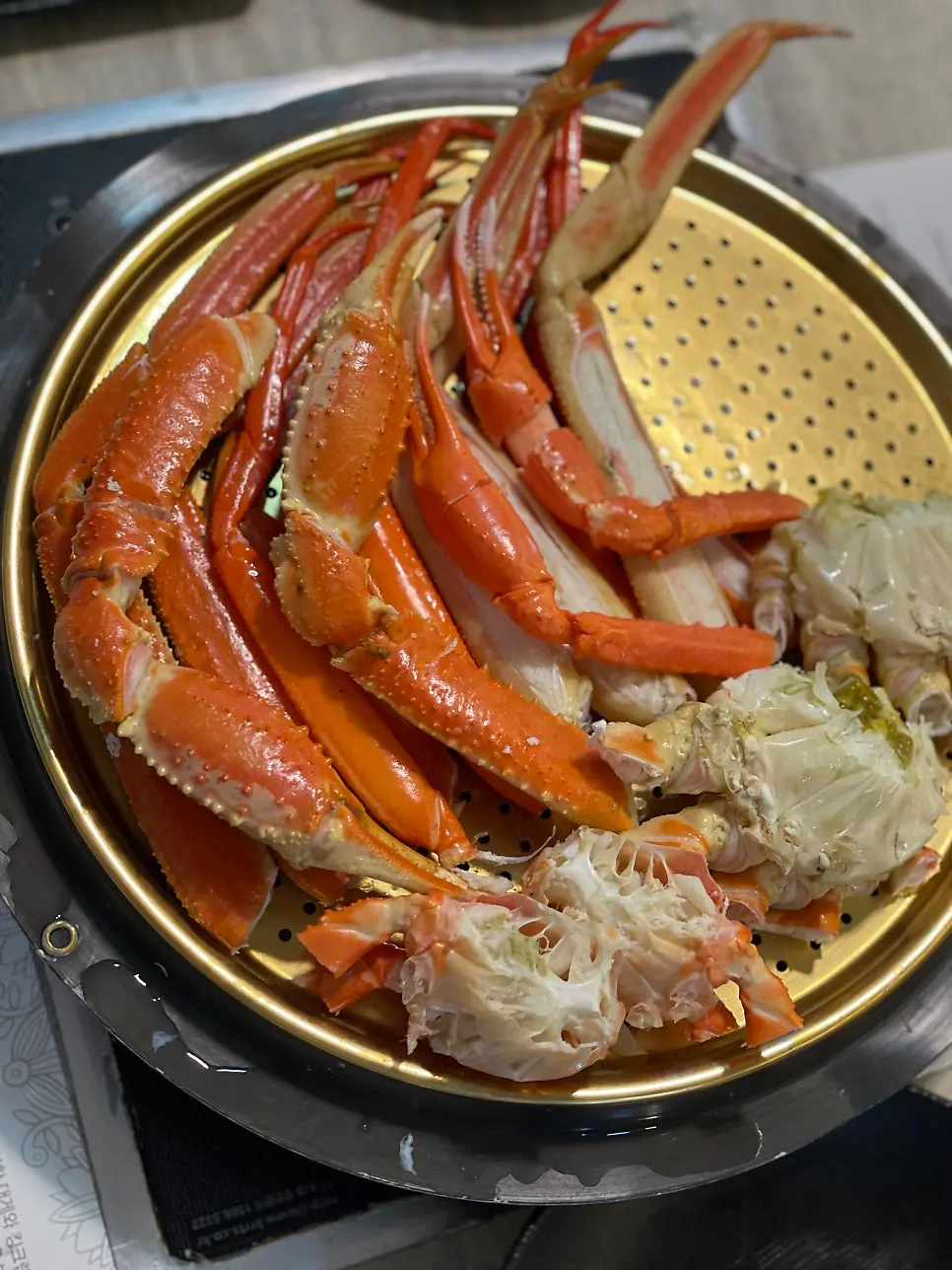 대게 다리살을 발라 먹는 모습