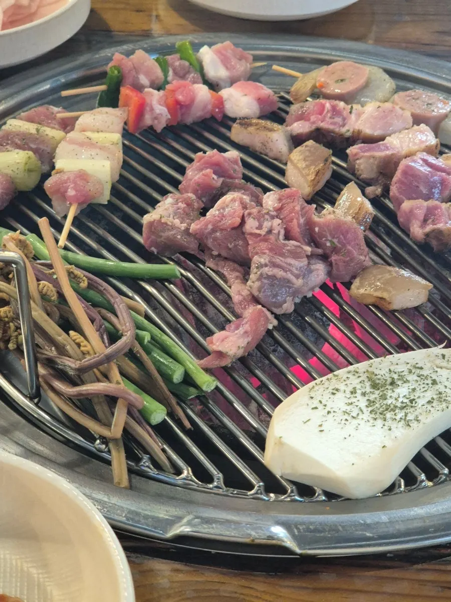 Pre-grilled pork belly and galmaegisal on the grill