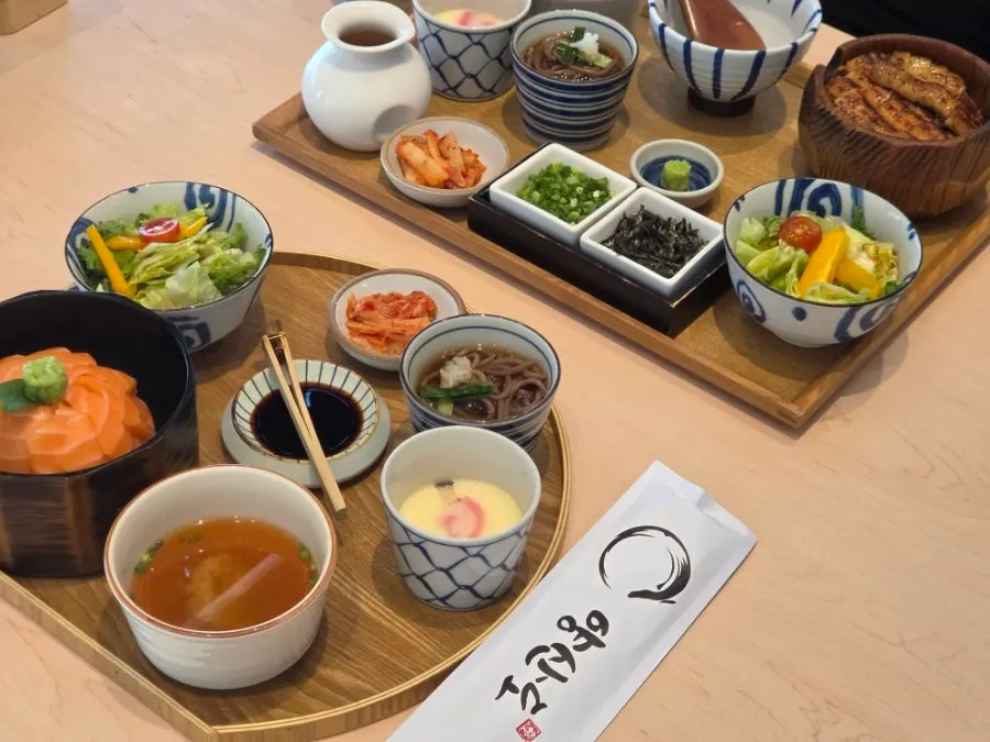 창가뷰 룸에 차려진 사케동과 히츠마부시 한상