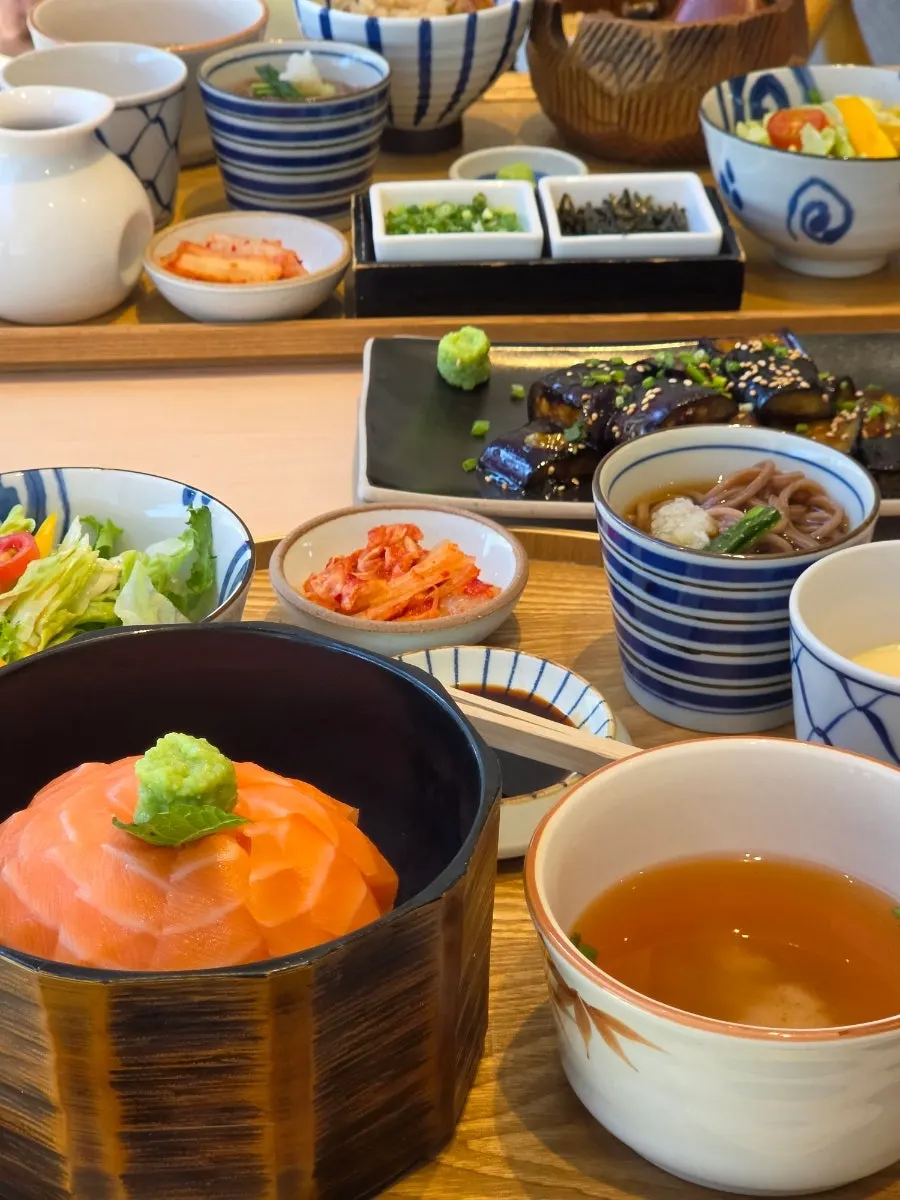 정갈하게 차려진 일식 한상차림