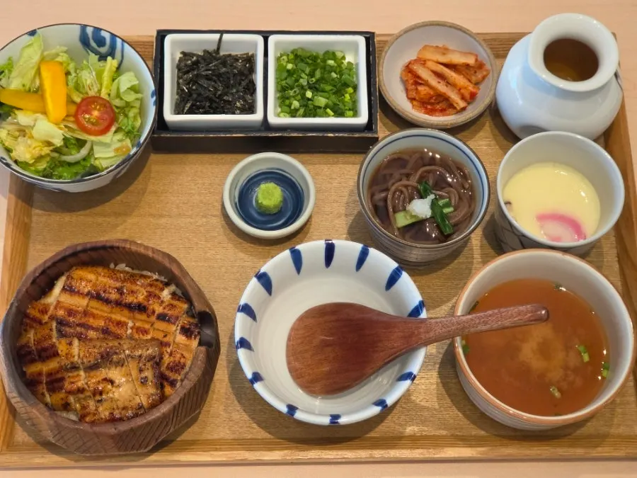 곁들여 나온 냉모밀 국수