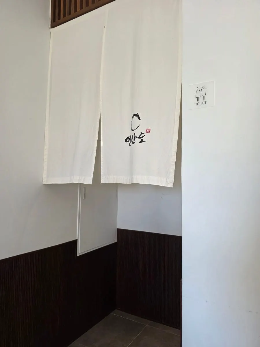 남녀 분리된 깔끔한 화장실 입구