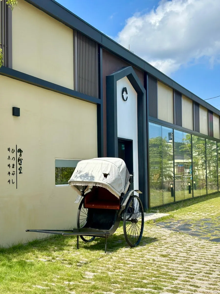 和の雰囲気の外観と専用駐車場