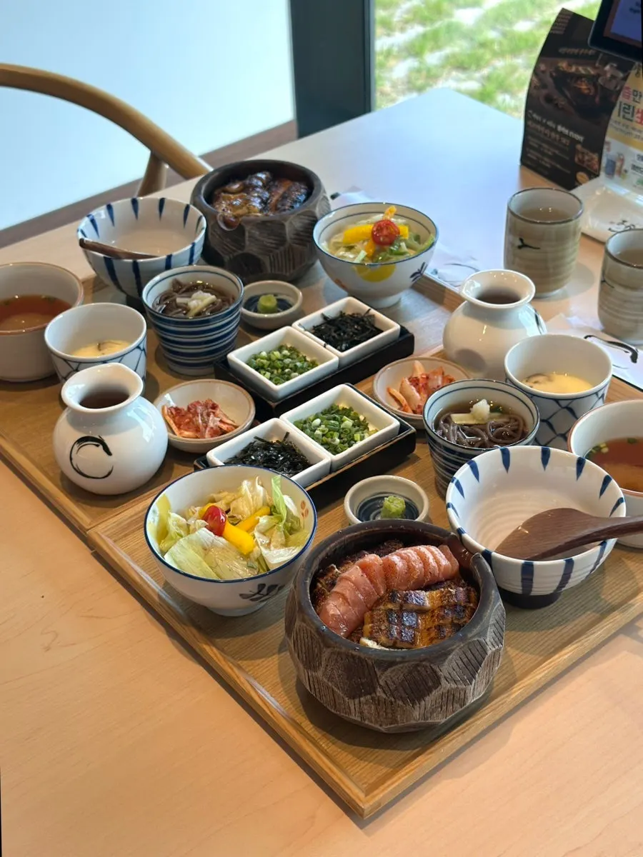 個別トレーに載ったうなぎ丼の膳
