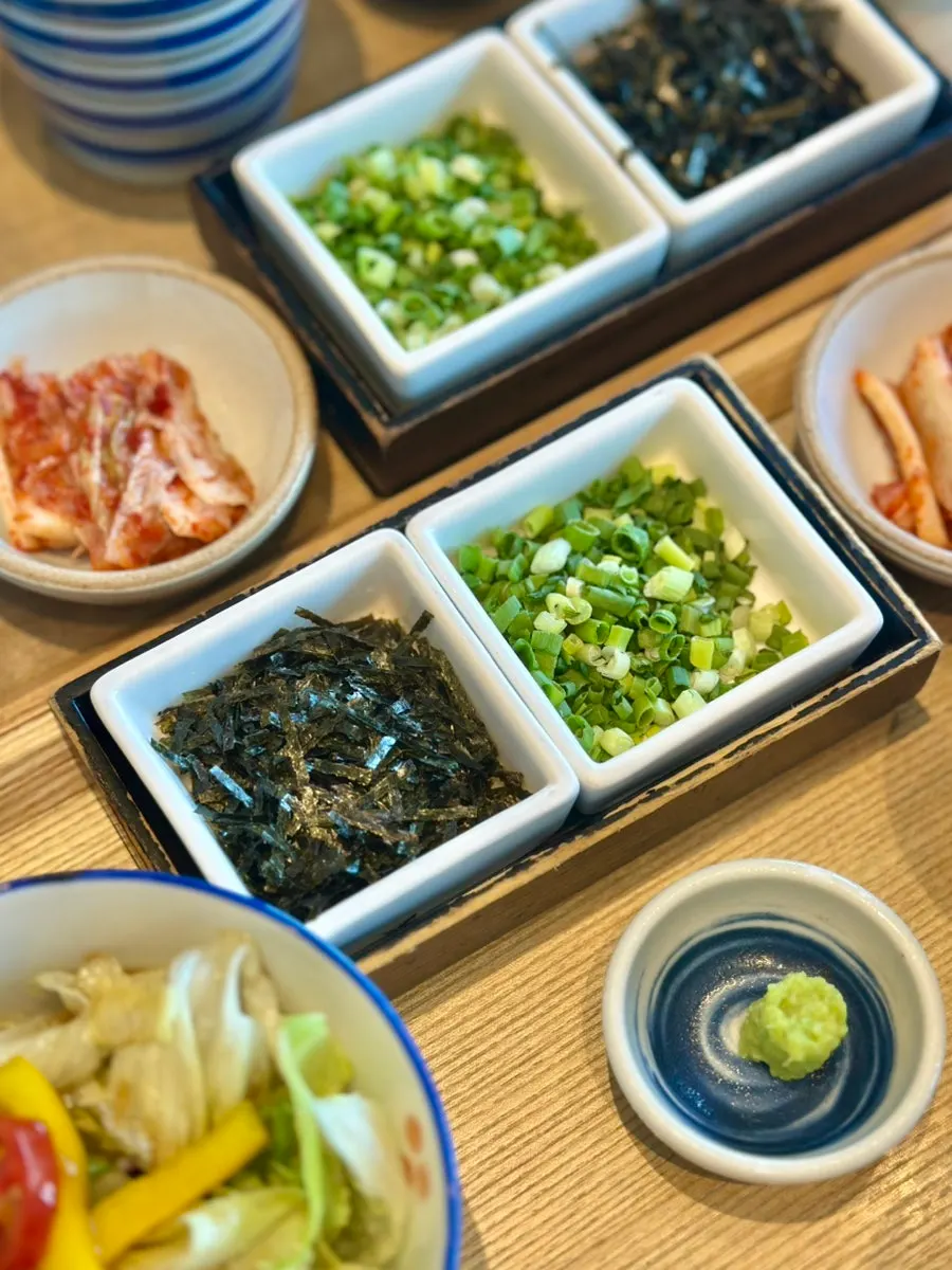 うなぎ丼と添え物のおかず