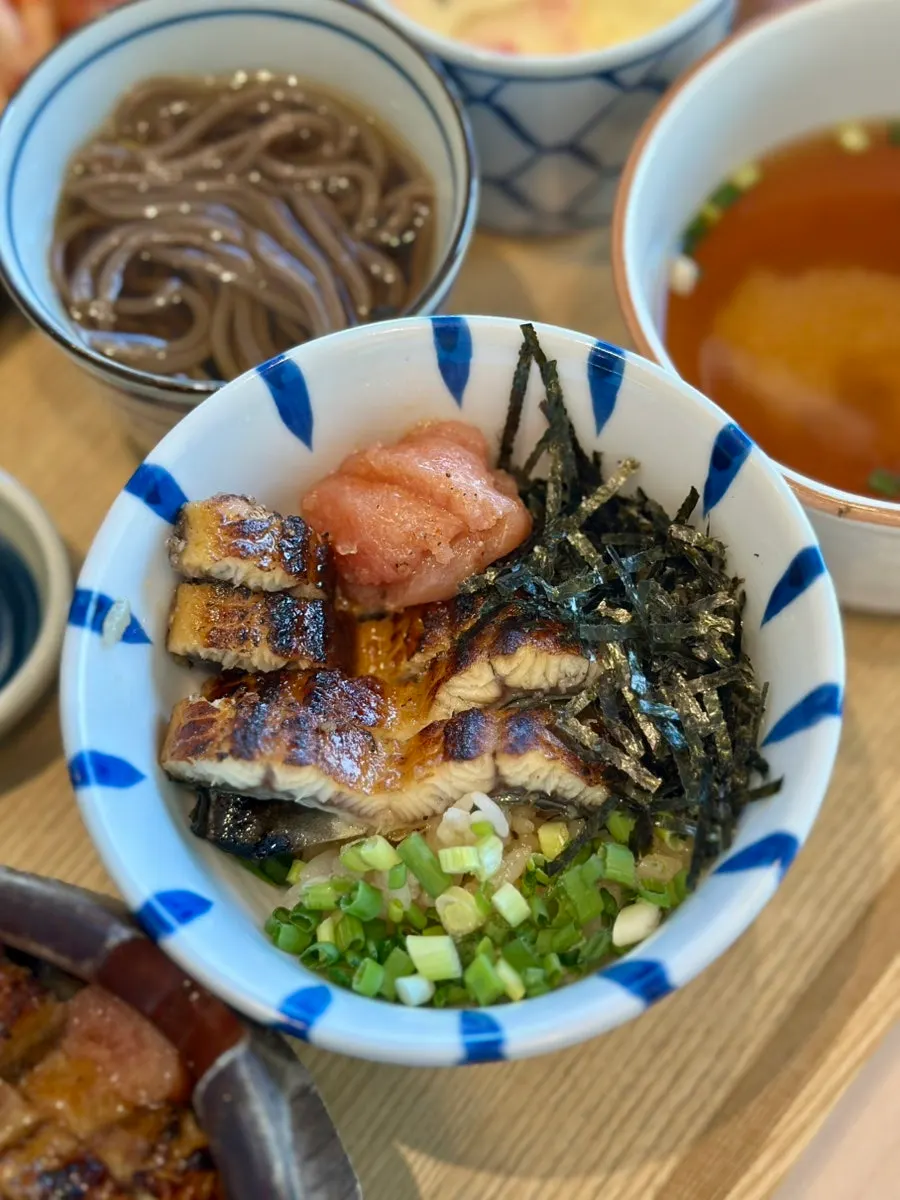 4等分してよそって食べるうなぎ丼