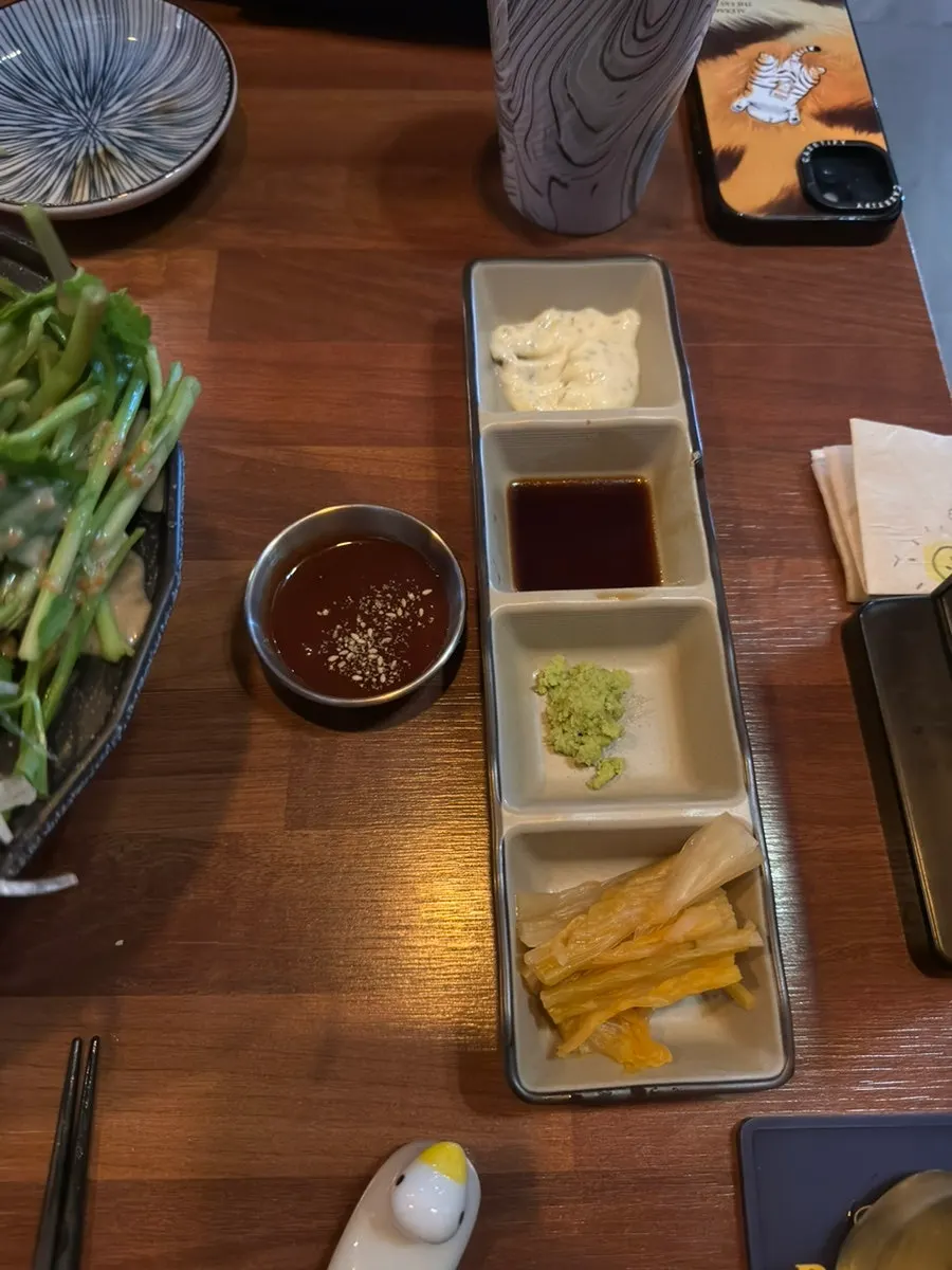 Table setting with Gisul's salmon sashimi platter