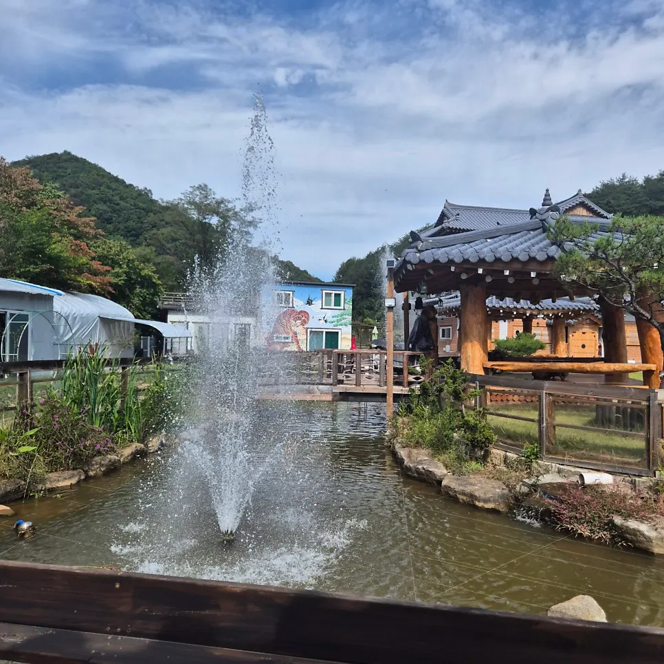 잔디밭 둘레에 마련된 원두막 정자