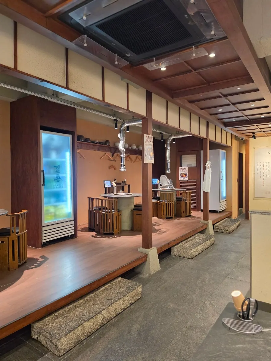 Interior table with partitions at Gilchon Sutbul Galbi