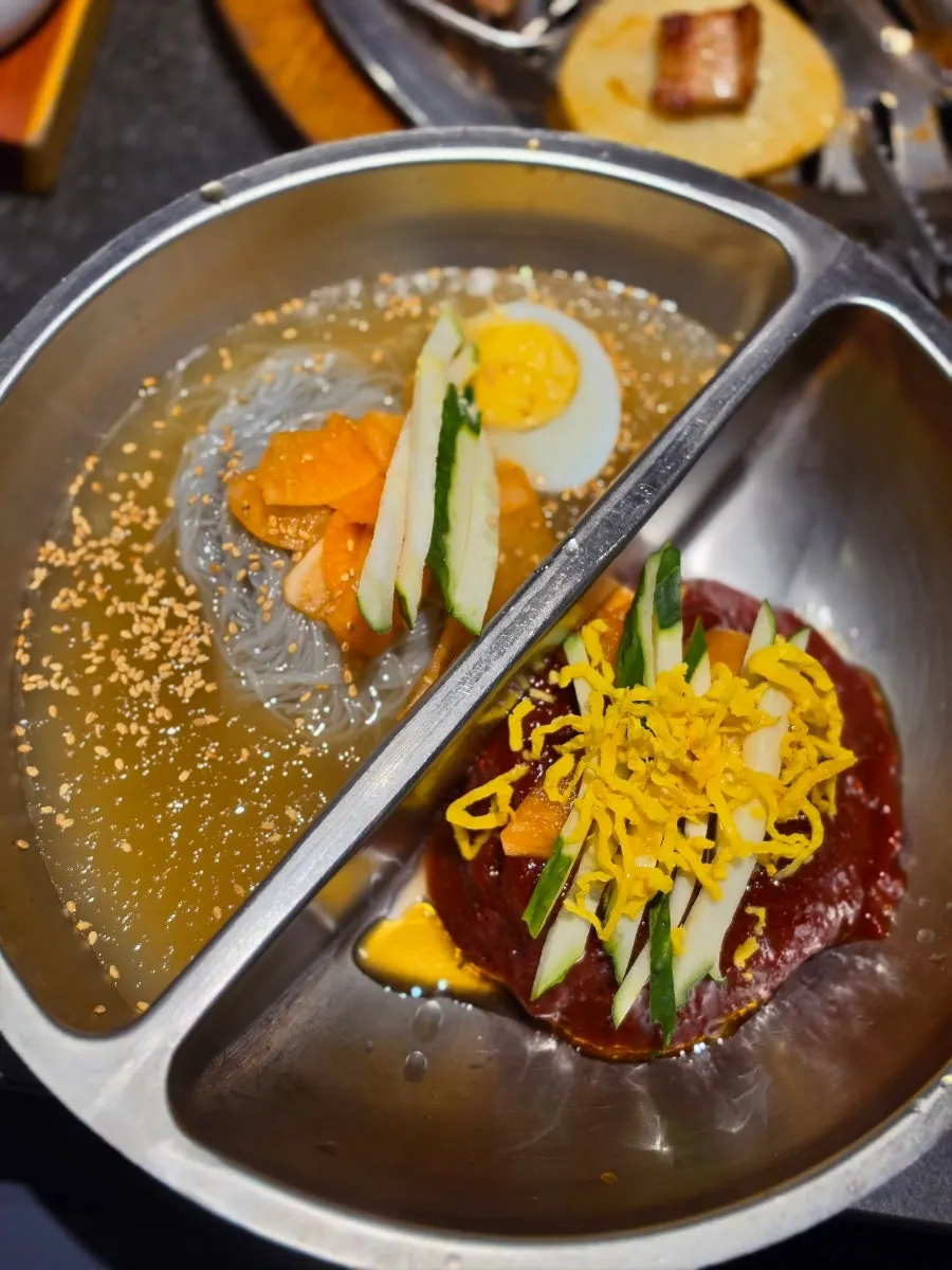 The generous portion of the ₩6,900 half-and-half naengmyeon