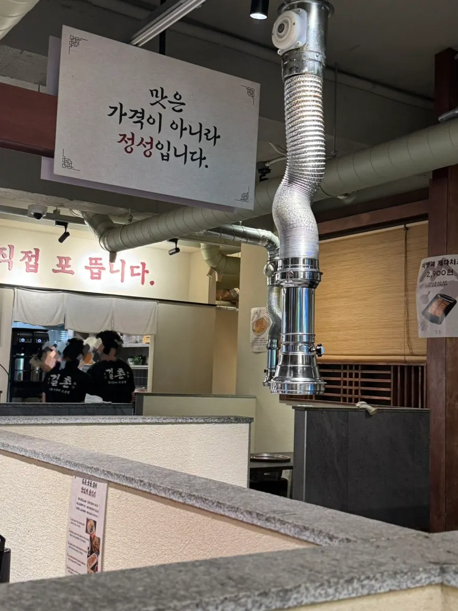 칸칸이 나뉜 길촌숯불갈비 매장 내부 테이블