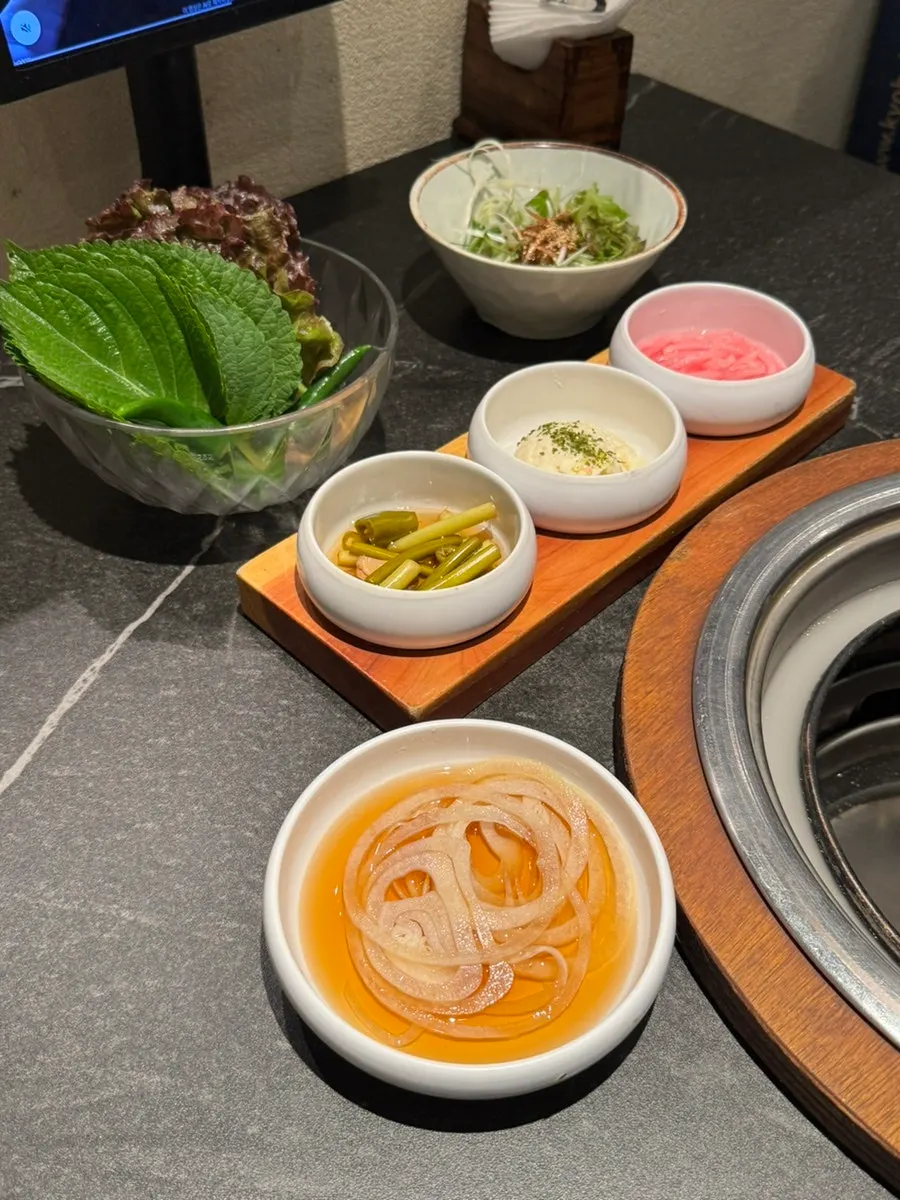테이블에 차려진 기본찬 한 상