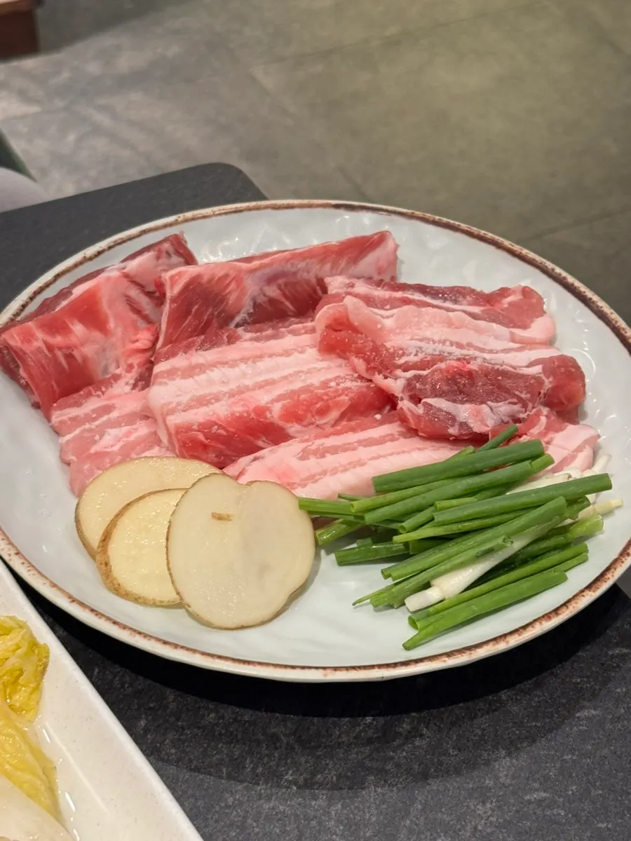 접시에 담겨 나온 생돼지갈비