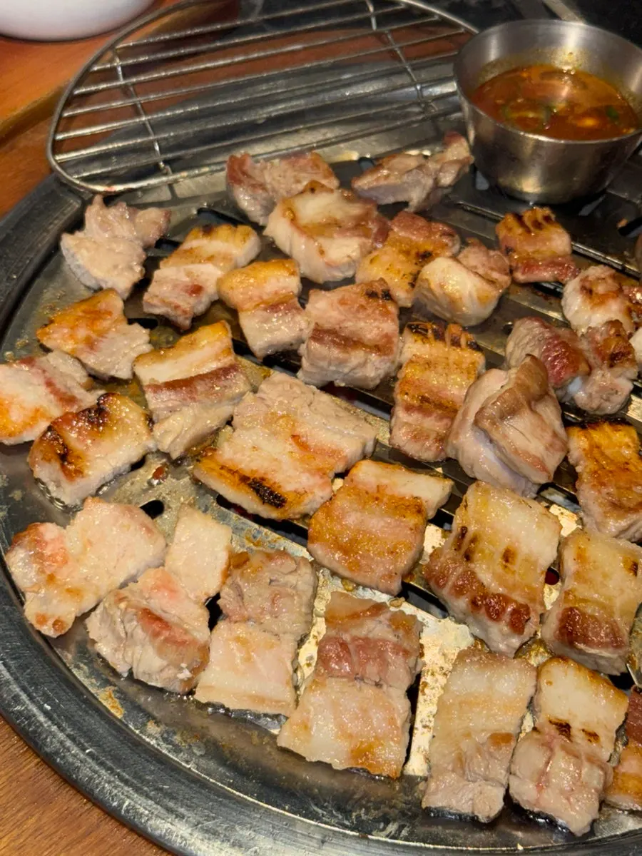 감자와 쪽파가 함께 나온 생돼지갈비 상차림