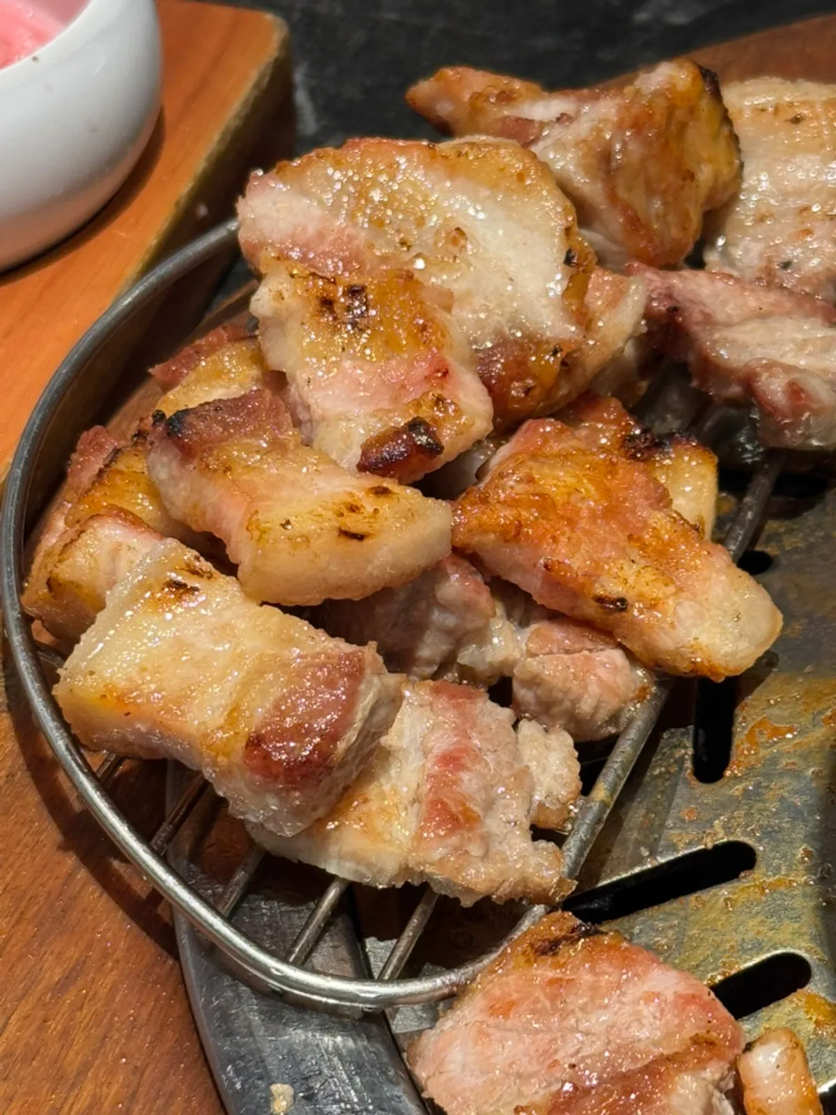 숯불 위에서 노릇하게 구워지는 생돼지갈비