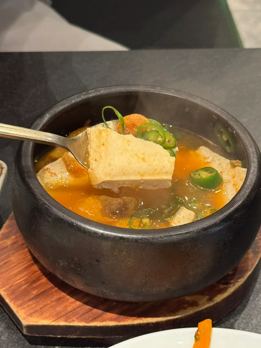 뚝배기에 담긴 보리새우 된장찌개