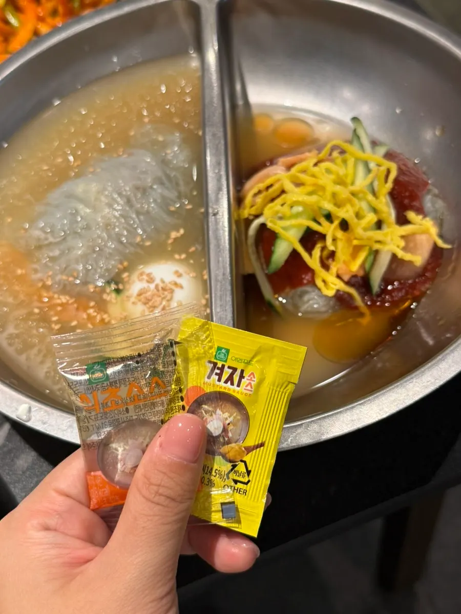 물냉면과 비빔냉면이 함께 나온 반반냉면