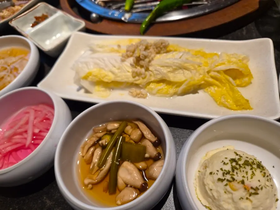 제주식 보리 백김치 등 밑반찬 상차림