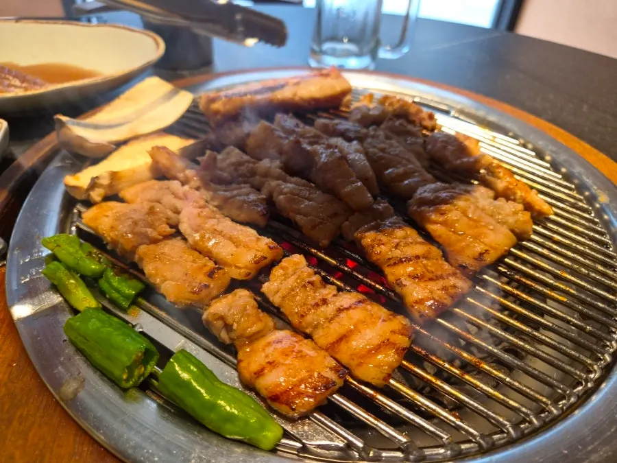 원형 숯불 그릴에 올린 생돼지갈비