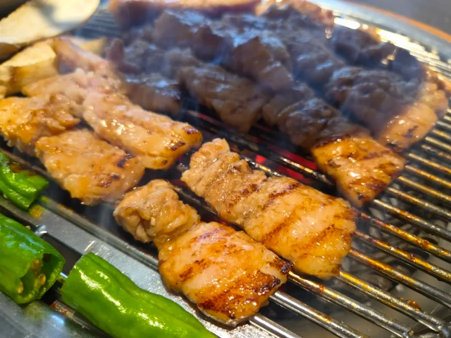 버섯과 꽈리고추를 함께 굽는 숯불 불판