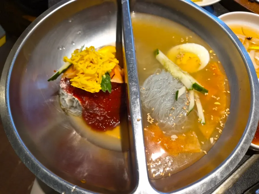 윤기 도는 공기밥과 돼지갈비